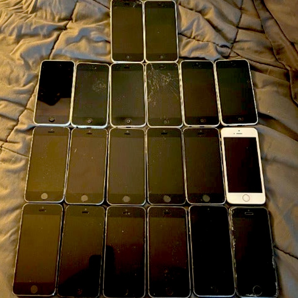 HUGE LOT OF 20 Apple iPhones (For Parts, Untested)